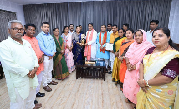 CM Dr Manik Saha greets public representatives, officials after Tripura bags 3 National Panchayat Awards.